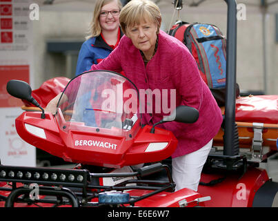 Bonn, Germania. 19 Ago, 2014. Il cancelliere tedesco Angela Merkel si sfilaccia un veicolo di soccorso del soccorso di montagna a Bonn, Germania, 19 agosto 2014. Il cancelliere tedesco ha visitato l'Ufficio federale della protezione civile e di assistenza di emergenza per conoscere il lavoro di ufficio e dell'Agenzia federale per il rilievo tecnico (THW). Foto: OLIVER BERG/DPA/Alamy Live News Foto Stock