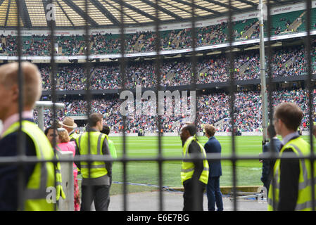 Twickenham, Londra, Regno Unito. Il 22 agosto 2014. 50.000 persone sono attese a frequentare la tre giorni di Convenzione di Testimoni di Geova si svolge a Twickenham Stadium. Credito: Matteo Chattle/Alamy Live News Foto Stock