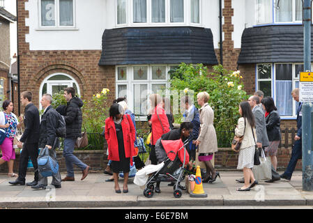 Twickenham, Londra, Regno Unito. Il 22 agosto 2014. 50.000 persone sono attese a frequentare la tre giorni di Convenzione di Testimoni di Geova si svolge a Twickenham Stadium. Credito: Matteo Chattle/Alamy Live News Foto Stock