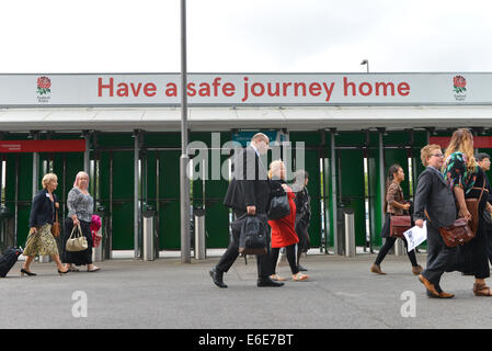 Twickenham, Londra, Regno Unito. Il 22 agosto 2014. 50.000 persone sono attese a frequentare la tre giorni di Convenzione di Testimoni di Geova si svolge a Twickenham Stadium. Credito: Matteo Chattle/Alamy Live News Foto Stock