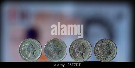 £ 1 britannico Stirling monete sono raffigurate nella parte anteriore di un £10 British Stirling nota. Foto Stock