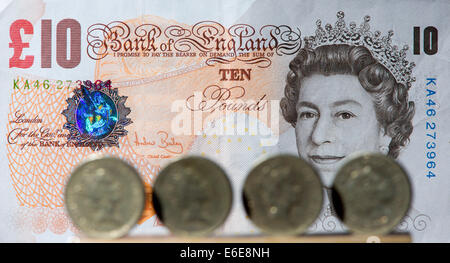£ 1 britannico Stirling monete sono raffigurate nella parte anteriore di un £10 British Stirling nota. Foto Stock
