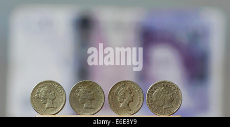 £ 1 britannico Stirling monete sono raffigurate nella parte anteriore di un £20 British Stirling nota. Foto Stock