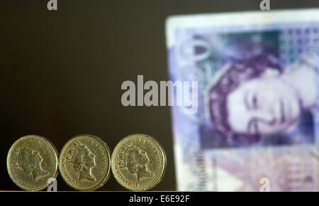 £ 1 britannico Stirling monete sono raffigurate nella parte anteriore di un £20 British Stirling nota. Foto Stock
