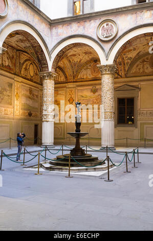 Cortile interno di ingresso al Palazzo Vecchio Foto Stock