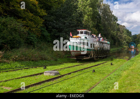 Nave turistica, acqua Jelenie rampa, Elblaski Canal Polonia Foto Stock