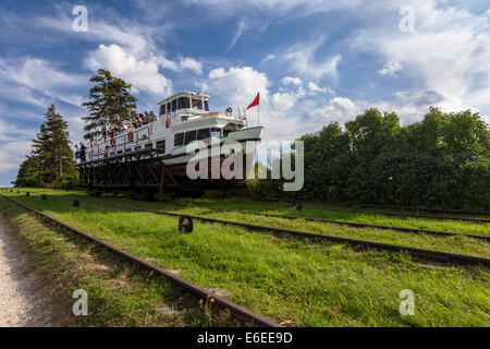 Nave turistica, acqua Jelenie rampa, Elblaski Canal Polonia Foto Stock