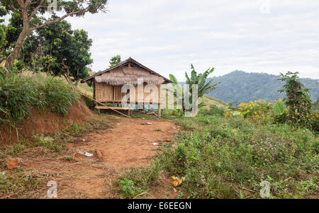 Lahu tipico villaggio di legno casa su palafitte, Chiang Khong nella provincia di Chiang Rai, la Thailandia del Nord Foto Stock