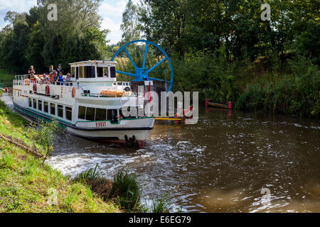 Nave turistica a Elblaski Canal vicino a Elblag Polonia Foto Stock