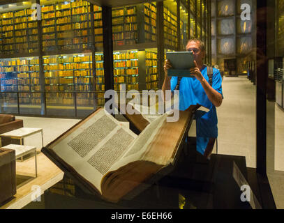 La Bibbia di Gutenberg presso la Beinecke Libri Rari e Manoscritti biblioteca presso la Yale New Haven Foto Stock