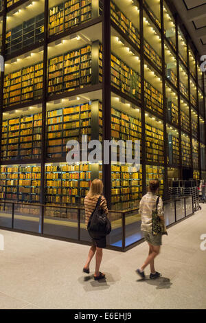 La Bibbia di Gutenberg presso la Beinecke Libri Rari e Manoscritti biblioteca presso la Yale New Haven Foto Stock