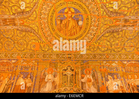 Mosaico in corrispondenza del soffitto all'interno del memorial hall del Kaiser Wilhelm Memorial Church di Berlino in Germania, Europa Foto Stock