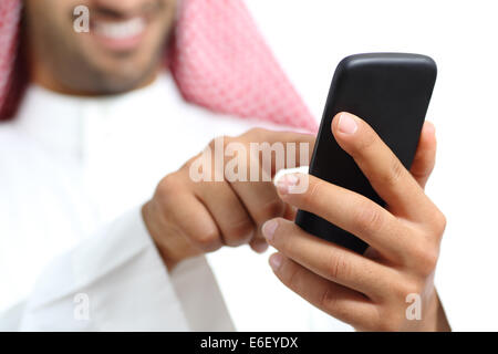 Arabia saudita Arab Emirates man mano texting in uno smart phone isolato su uno sfondo bianco Foto Stock