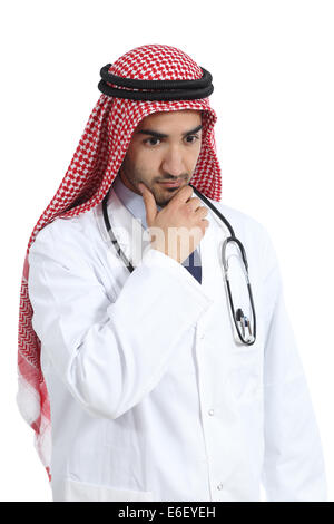 Arabia saudita Arab Emirates pensiero uomo preoccupato isolato su uno sfondo bianco Foto Stock