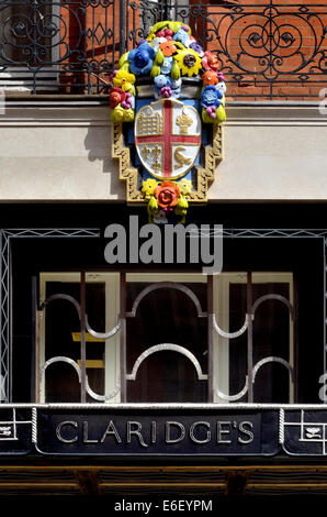 Londra, Inghilterra, Regno Unito. Il Claridge Hotel, Mayfair. Dettaglio sopra l'ingresso a Davies Street Foto Stock