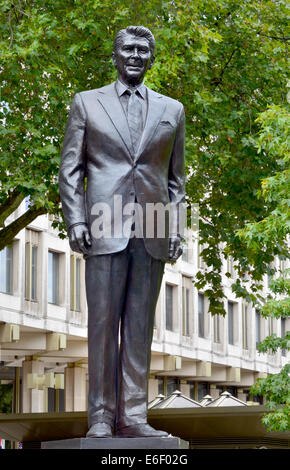 Londra, Inghilterra, Regno Unito. Statua: Ronald Reagan (1911-2004: Presidente USA, 1981-1989) da Chas Fagan, 2011, in Grosvenor Square Foto Stock