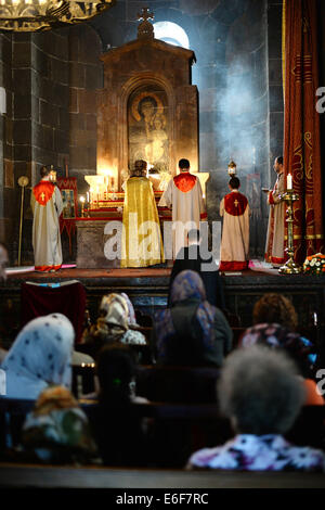 Gli assistenti di chiesa prendere parte in un servizio di chiesa della chiesa armena apostolica di san Hripsime in Etschmiadsin, Armenia, 22 giugno 2014. La chiesa edificio è stato un'UNESCO ha elencato la costruzione dal 2000. La chiesa è una delle più antiche del paese. Foto: Jens Kalaene/dpa - nessun filo SERVICE - Foto Stock