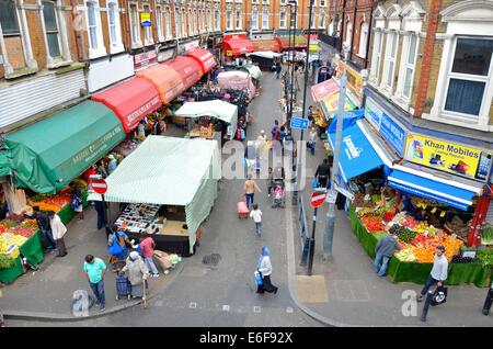Londra, Inghilterra, Regno Unito. Brixton market - Electric Avenue, visto dalla piattaforma della stazione di Brixton Foto Stock