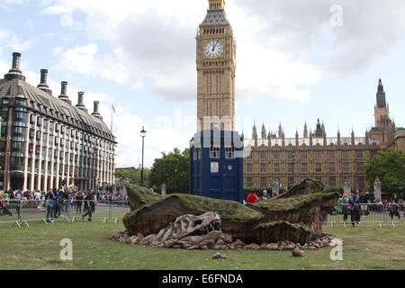 Londra, UK. Il 22 agosto 2014. Dr Who Tardis appare in piazza del Parlamento per il lancio della nuova BBC sci fi serie su agosto 23 presentando Peter Capaldi come xii Dr Who Credit: amer ghazzal/Alamy Live News Foto Stock