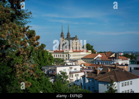 Una bella vista di Chatedral della Basilica di San Pietro e San Paolo si trova nel centro di Brno, bella città della regione della Boemia,Repubblica ceca, Foto Stock