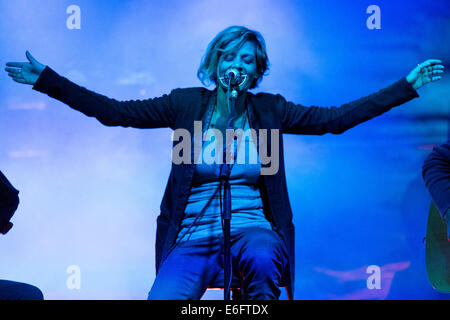 Cumiana, Italia. 21 Ago, 2014. Irene Grandi, un cantante italiana suona dal vivo al Bioparco Zoom a Cumiana, come ultimo giorno del "Safari Notturno Festival' show acustico, cantando le sue famose canzoni. Credito: Andrea Gattino/Pacific Press/Alamy Live News Foto Stock