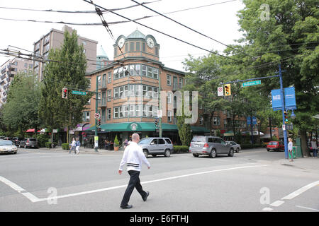 Una parte vitale di Vancouver di West End, Denman Street è l'ultimo grande nord-sud prima arterioso Stanley Park. Foto Stock