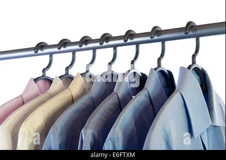 Sette camicie mens appesi su una rotaia di abbigliamento. Foto Stock