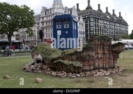 Londra, UK. Il 22 agosto 2014. Dr Who Tardis appare in piazza del Parlamento per il lancio della nuova BBC sci fi serie su agosto 23 presentando Peter Capaldi come xii Dr Who Credit: amer ghazzal/Alamy Live News Foto Stock