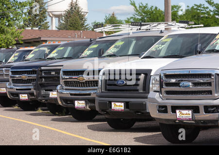 Utilizzate i carrelli parcheggiati in concessionaria auto, STATI UNITI D'AMERICA Foto Stock