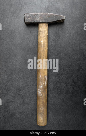 Vecchio usato martello sul tavolo, close up Foto Stock