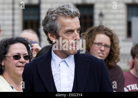 Peter Dougan Capaldi in riunione con il suo fan come il nuovo medico che a Londra Inghilterra Foto Stock