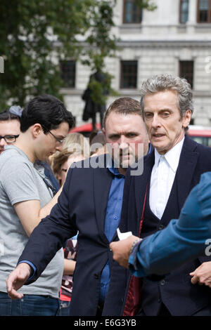 Peter Dougan Capaldi in riunione con il suo fan come il nuovo medico che a Londra Inghilterra Foto Stock