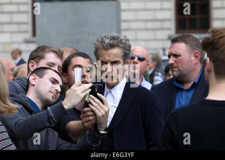 Peter Dougan Capaldi in riunione con il suo fan come il nuovo medico che a Londra Inghilterra Foto Stock