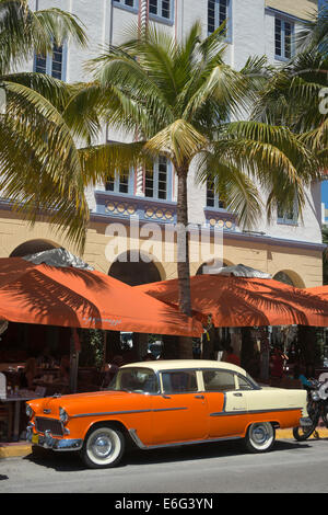 VINTAGE ANNI CINQUANTA CADILLAC (©GENERAL MOTORS CORP 1956) OCEAN DRIVE SOUTH BEACH MIAMI BEACH FLORIDA USA Foto Stock