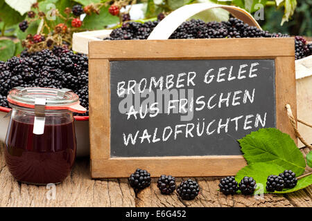 Lavagna in ardesia con i tedeschi parole: Brombeer Gelee aus frischen Waldfrüchten (Blackberry jelly realizzato da freschi frutti selvatici) Foto Stock