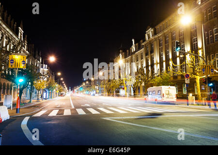 Avenue de la Liberte vista di notte in Lussemburgo Foto Stock
