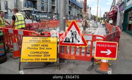 Roadworks segni sul Walthamstow High Street Waltham Forest East London E17 REGNO UNITO KATHY DEWITT Foto Stock