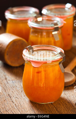 In casa il melone marmellata in un barattolo di conservazione su rustico sfondo in legno in stile country Foto Stock