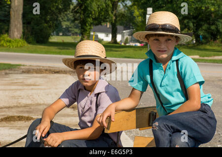 Ohio, Geauga County, Mesopotamia. Tipico di giovani ragazzi Amish in costumi tradizionali. Foto Stock