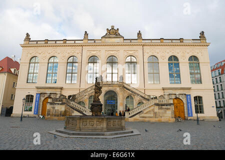 Il Museo dei Trasporti è alloggiato nel Johanneum a Neumarkt a Dresda, Germania Foto Stock