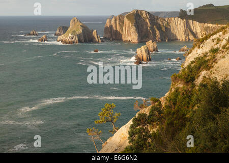 La spiaggia Gueirua. Cudillero. Mare Cantabrico. Asturias Provenza. Spagna. Europa Foto Stock