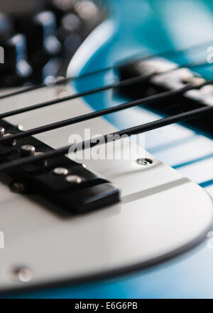 Il parafango standard Jazz Bass Guitar Lake Placid Blue Maple Fretboard Foto Stock