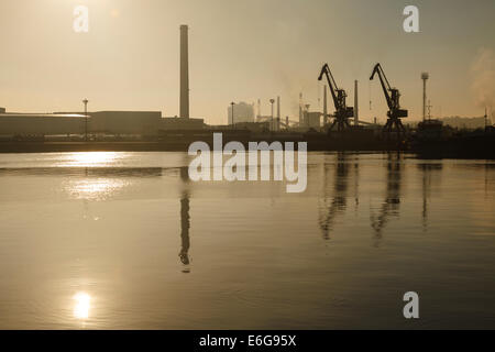 Fabbrica a Aviles estuario. Aviles. Asturias Provenza. Spagna. Europa Foto Stock