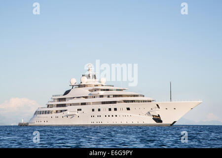 Gigantesco big e di gran lusso mega o super yacht a motore sul blu dell'oceano. Foto Stock