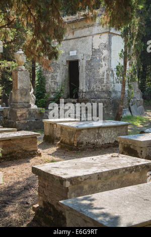 In giro per la città di Corfù: luogo interessante - antico e vecchio cimitero britannico dopo la guerra. Foto Stock