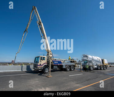 Carrello Pumper e la betoniera sulla I-95 New Haven porto il progetto Crossing. Foto Stock