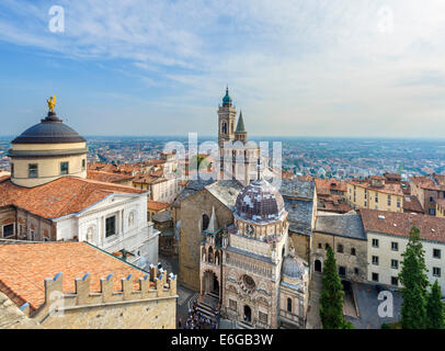 Vista dal Campanone con il Duomo a sinistra e la Cappella Colleoni/Basilica di Santa Maria Maggiore a destra, Bergamo, Lombardia, Italia Foto Stock