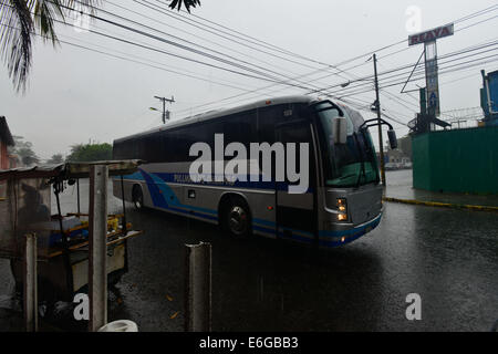 Luglio 28, 2014 - San Pedro Sula, Cortez, Honduras - un autobus pieno di famiglie appena espulso dal Messico e arrivando all'Instituto HondureÃ±o de la NiÃ ± ez y la Familia IHNFA, in San Pedro Sula, dove le famiglie sono state registrate e dato un sacco di beni di base da funzionari dell Honduras. Questo bus è arrivato con 56 persone-30 dei loro bambini, inclusi dodici ragazze, 18 ragazzi. Negli Stati Uniti ha subito pressioni Messico a intensificare gli sforzi volti a intercettare migranti minorenni che sono già state inondazioni la frontiera degli Stati Uniti. (Credito Immagine: © Miguel Juarez Lugo/ZUMA filo) Foto Stock