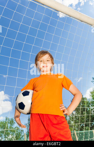 Ritratto di ragazzo in uniforme con il calcio Foto Stock