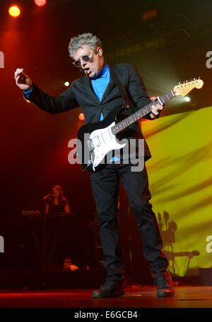 New York, NY, STATI UNITI D'AMERICA. 21 Ago, 2014. Tom Bailey di Thompson Twins sul palco per retrò Futura Tour Kick Off concerto, Best Buy Theatre di New York, NY Agosto 21, 2014. Credito: Derek Storm/Everett raccolta/Alamy Live News Foto Stock